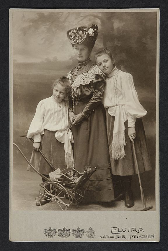 Thea Waderé with Maria and Elisabeth