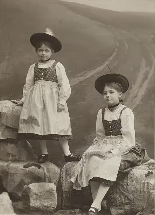 Maria and Elisabeth Waderé, historical photograph preserved with the Sammlung Waderé
